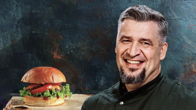 Шеф-повар Григорий Мосин поделился рецептом приготовления бургера блю-чиз